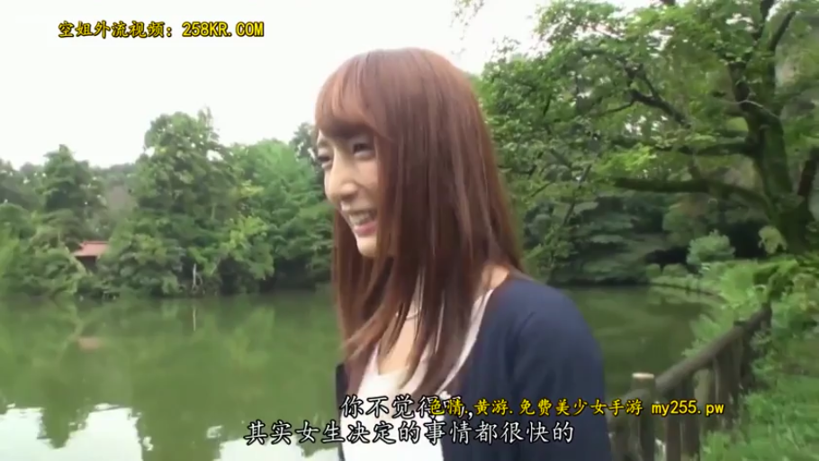 中景 · 微笑 · 聊天 · 针织衫 · 长发 · 公园 · 侧站