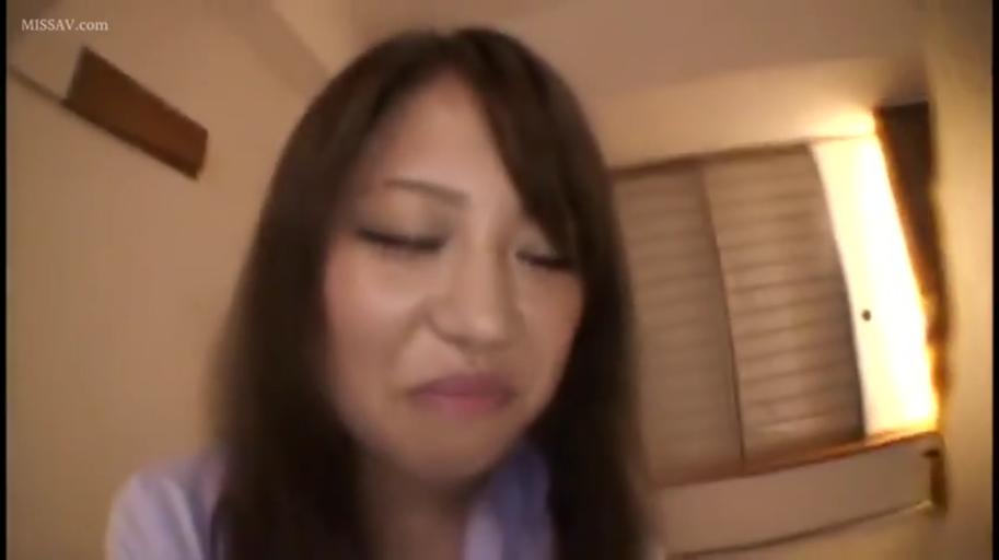 跪坐 · 和室 · 微笑 · 居家 · 上半身 · 书架 · 碎花连衣裙 · 整理衣物
