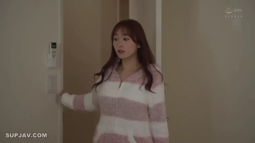 室内 · 站立 · 开门 · 居家 · 惊讶 · 门 · 睡衣