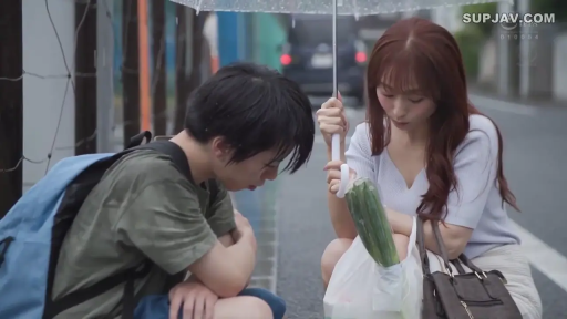 蹲姿 · 中景 · 微笑 · 街道 · 购物袋 · 撑伞交谈 · 淡紫色上衣 · 户外场景