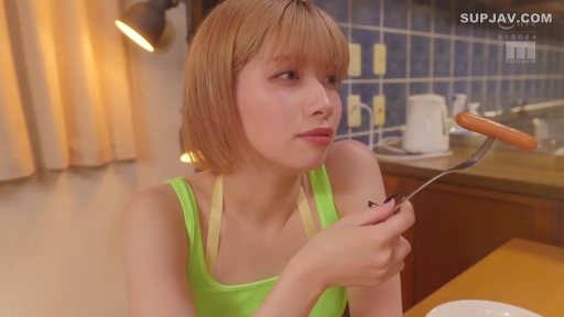 坐姿 · 平静 · 面部特写 · 厨房 · 短发 · 绿色背心 · 香肠 · 拿香肠