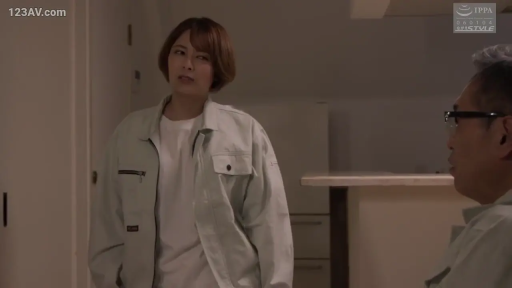 Indoor · Stand · Medium shot · 对话 · Work clothes