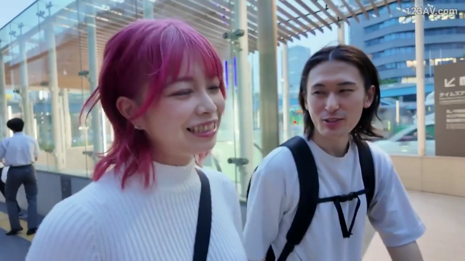 交谈 · 中景 · 笑容 · 双肩包 · 户外街道 · 并排站立 · 白色高领毛衣 · 粉色发色