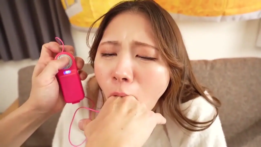 室内 · 坐姿 · 脸部特写 · 特写 · 痛苦 · 白色外衣 · 含入手指 · 震动器遥控器