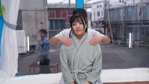 座り姿勢 · 平静 · 上半身 · 按摩 · 灰色浴袍 · 接受按摩 · 白色地毯 · 户外布景