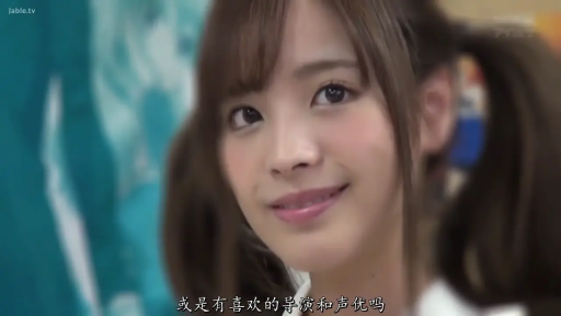 室内 · 微笑 · 面部特写 · 白色上衣 · 注视镜头 · 双马尾 · 正面