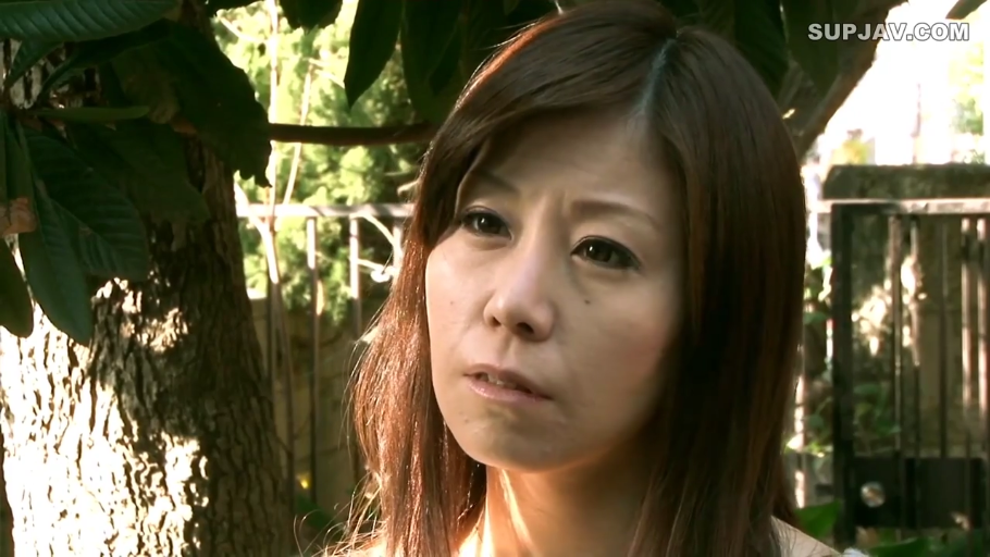 脸部特写 · 站立 · 自然 · 凝视 · 户外 · 便装 · 熟女