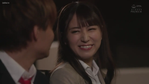 室内 · 座り姿勢 · 面部 · 微笑 · スーツ · 对视交流 · 日常画面