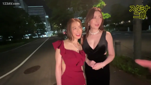 交谈 · 站立 · 中景 · 项链 · 街道 · 双人 · 笑容 · 礼服