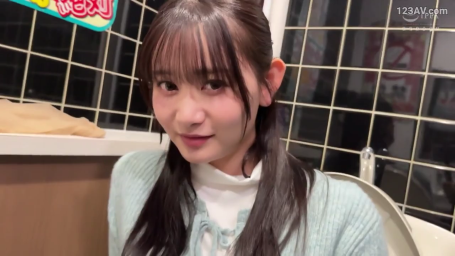 中景 · 自然 · 浅蓝色针织开衫 · 洗面所 · 撮影 · コントローラー · 室内照明 · 便器に座る