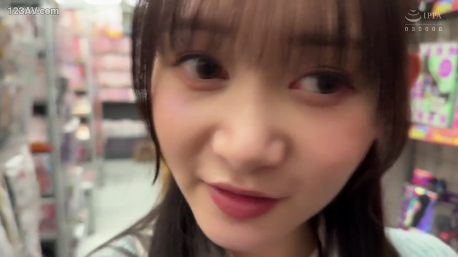 顔部のクローズアップ · 微笑 · 注视镜头 · 身体を前傾させる · 淡い色のセーター · 商店内