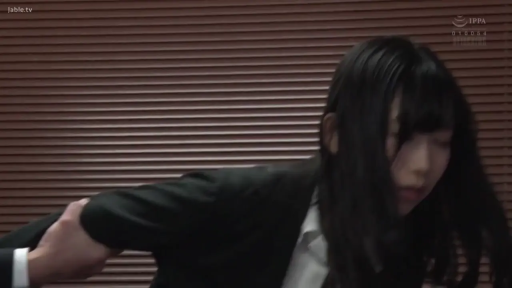 办公室 · 站立 · 字幕 · 中景 · 交流 · 职业套装 · 凝重 · 百叶窗