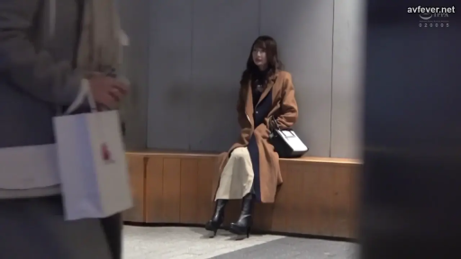 坐姿 · 全身 · 平靜 · 手提包 · 走廊 · 棕色大衣 · 街拍风 · 坐着等待