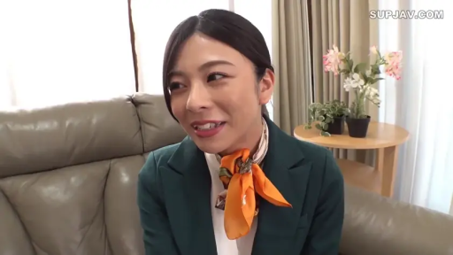 Sitting Posture · Conversation · Sofa · Smile · Living room · 面部特写 · Asian women · 空姐制服