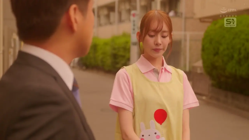 交谈 · 站立 · 羞涩 · 中景 · 室外街道 · 黄色围裙 · 邻家风格