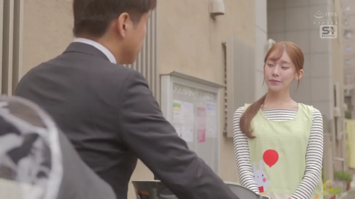 对视 · 中景 · 围裙 · 面对面站立 · 剧情向 · 户外街道 · 温和 · 公告栏