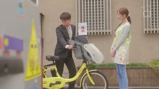 站立 · 全景 · 自然 · 对话 · 劇情 · 街道 · 西裝 · 电动车