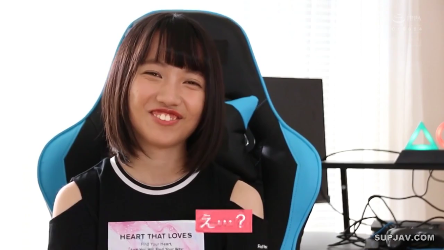 室内 · 坐姿 · 微笑 · 注视镜头 · 亚洲女性 · 电竞椅 · 黑色露肩上衣 · 正面半身特写