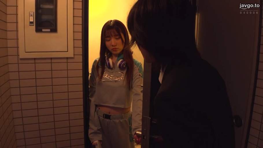 站立 · 剧情 · 远景 · 凝视 · 耳机 · 门口 · 冷淡 · 灰色运动服