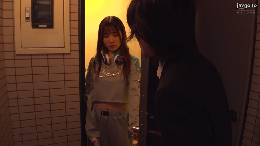 沉思 · 忧郁 · 站立 · 中景 · 耳机 · 门口 · 运动服