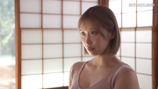 障子门 · 和室 · 站姿 · 自然 · 半身特写 · 注视 · 针织背心 · 熟女题材