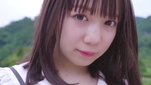 俯身 · 微笑 · 面部特写 · 女仆装 · 户外 · 注视镜头 · 棕发