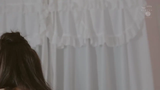 室内 · 脸部 · 平静 · 裸体 · 凝视 · 耳饰 · 正对