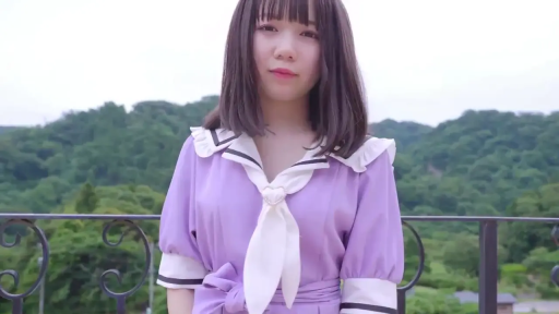 中景 · 平静 · 注视 · 栏杆 · 自然光 · 室外露台 · 正面站立 · 紫色水手服连衣裙