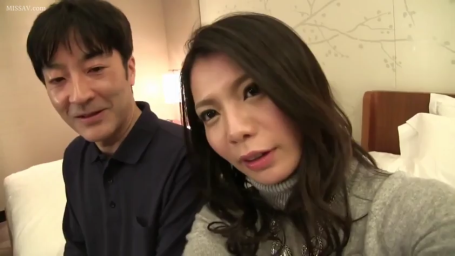 坐姿 · 脸部特写 · 卧室 · 床 · 自然 · 针织衫 · 自拍