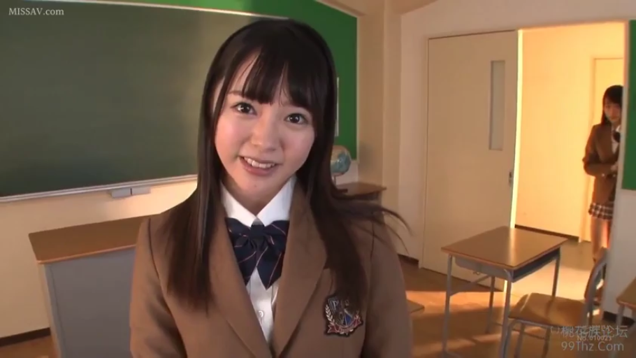 教室 · 微笑 · 近景 · 黑板 · JK制服 · 注视镜头 · 长发 · 正面