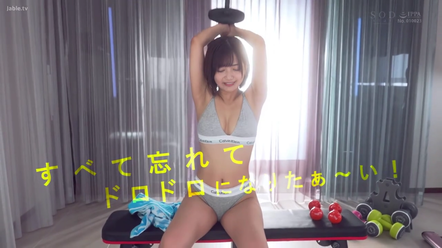 室内 · 坐姿 · 闭眼 · 半身 · 日系 · 哑铃 · 运动内衣 · 健身