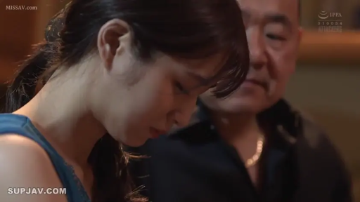 室内 · 坐姿 · 忧郁 · 脸部特写 · 交流 · 视频截图 · 蓝色背心 · 金项链