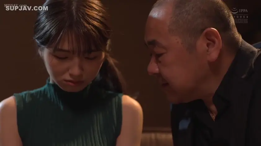 室内 · 面部 · 憂鬱 · 对坐 · 倾听 · 侧写 · 深绿色无袖上衣