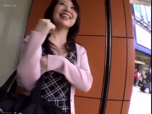 站立 · 面部特写 · 大笑 · 愉快 · 晃动 · 开衫 · 街头