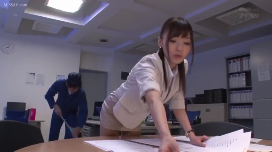 愉悦 · 仰卧开腿 · 和室 · 自慰 · 下体特写 · 和服 · 振动棒 · 使用振动棒