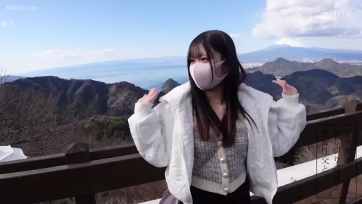 站立 · 平静 · 上半身 · 户外 · 白色外套 · 围栏 · 摆姿势 · 风景