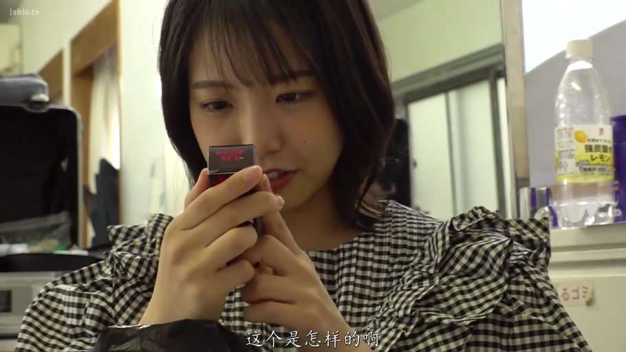 Indoor · Sitting Posture · 面部特写 · Observation · 好奇 · 短发 · 黑白格纹上衣 · 小盒子