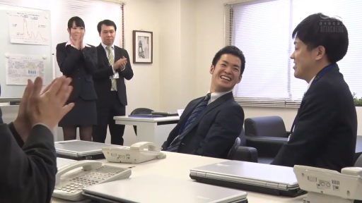 严肃 · 办公室 · 站立 · 中景 · 职场剧情 · 办公电脑 · 职业西服 · 会议交流