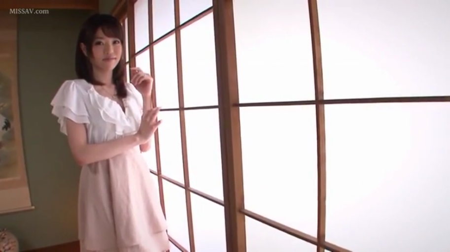 障子门 · 站姿 · 微笑 · 半身特写 · 日式和室 · 浅色裙子 · 对视镜头 · 日本人