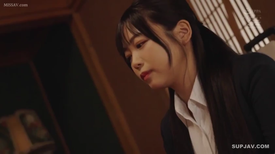 Indoor · Face · Business attire · 侧坐