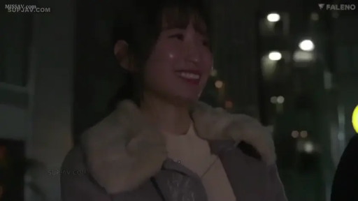 坐姿 · 露乳 · 浴室 · 半身 · 对视 · 笑容 · 白色布条