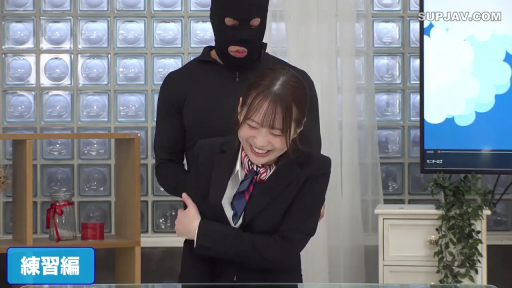 站立 · 躯干 · 微笑 · 办公室内 · OL · 蒙面头套 · 展示柜 · 绑架角色扮演