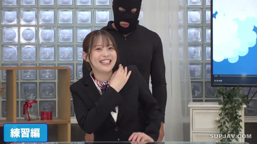 Sitting Posture · Smile · Half-body · 互动 · Studio · Formal attire · 头套