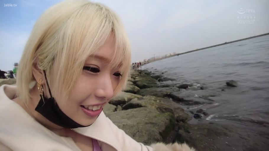 脸部特写 · 侧坐 · 欢笑 · 黑色口罩 · 海边 · 白色连帽卫衣 · 甜美笑容 · 金色短发