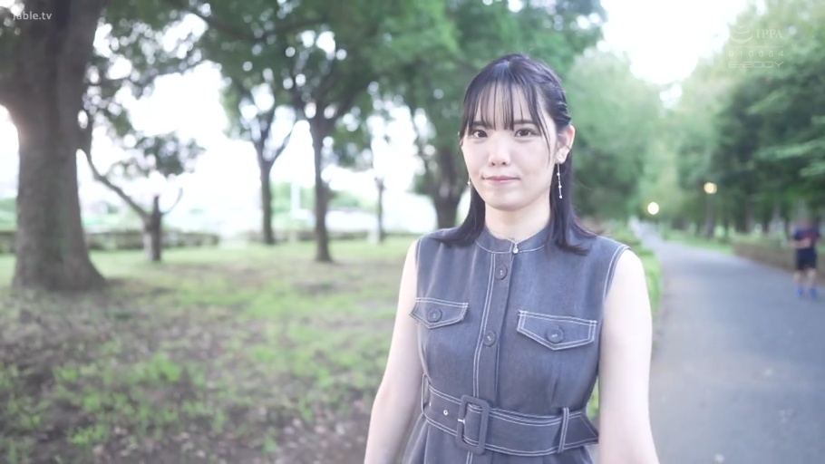 中景 · 站姿 · 微笑 · 行走 · 户外 · 采访 · 无袖连衣裙