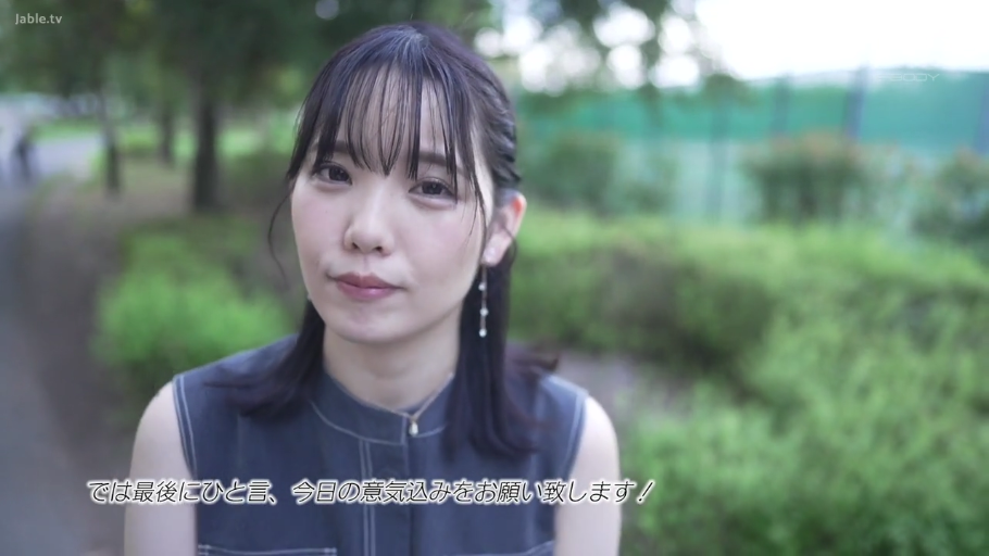 面部特写 · 对视 · 无袖上衣 · 耳坠 · 正面站立 · 日文字幕 · 户外公园 · 自然表情