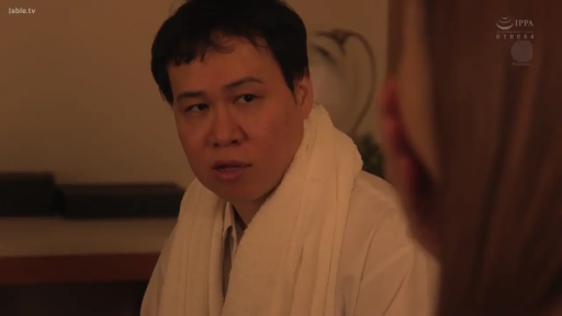 室内 · 座り姿勢 · 真剣 · 白衬衫 · 注視 · 毛巾 · 男性 · 頭部