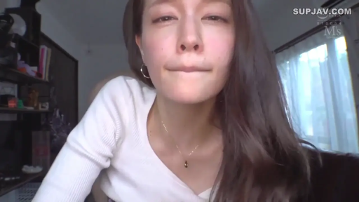 室内 · 面部 · 项链 · 居家 · 诱惑 · 咬唇 · 前倾 · 白色长袖