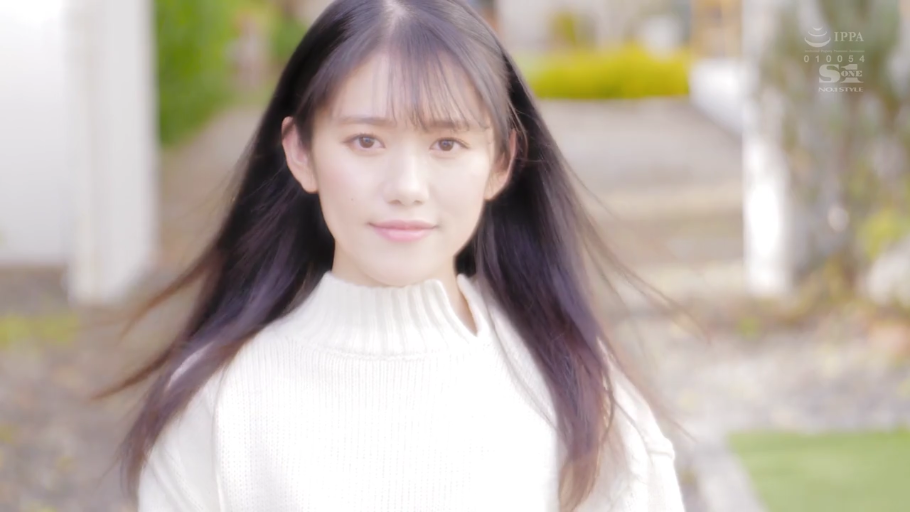 站立 · 微笑 · 面部特写 · 注视 · 户外 · 长发 · 白色高领毛衣