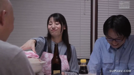 座り姿勢 · 半身特写 · 酒瓶 · 惊讶 · 三人场景 · 居家餐厅 · 衬衫配围裙 · 聚餐交谈